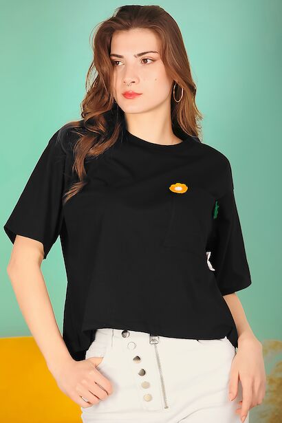 Kadın Cepli Nakışlı T-shirt  Siyah