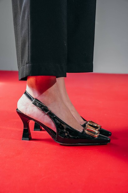 Siyah Rugan V Toka Detaylı Kadın Topuklu Ayakkabı Niolas 