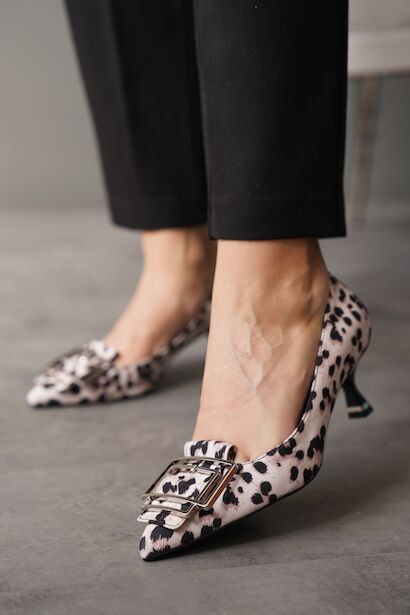 Kadın Tasarım Toka Kısa Topuklu Ayakkabı Likarbi  Bej Leopar 4