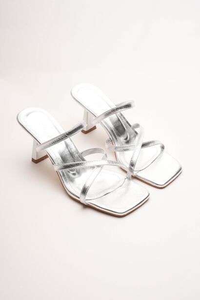 Kadın Çapraz Bantlı Tasarım Topuklu Terlik Carele  Gümüş